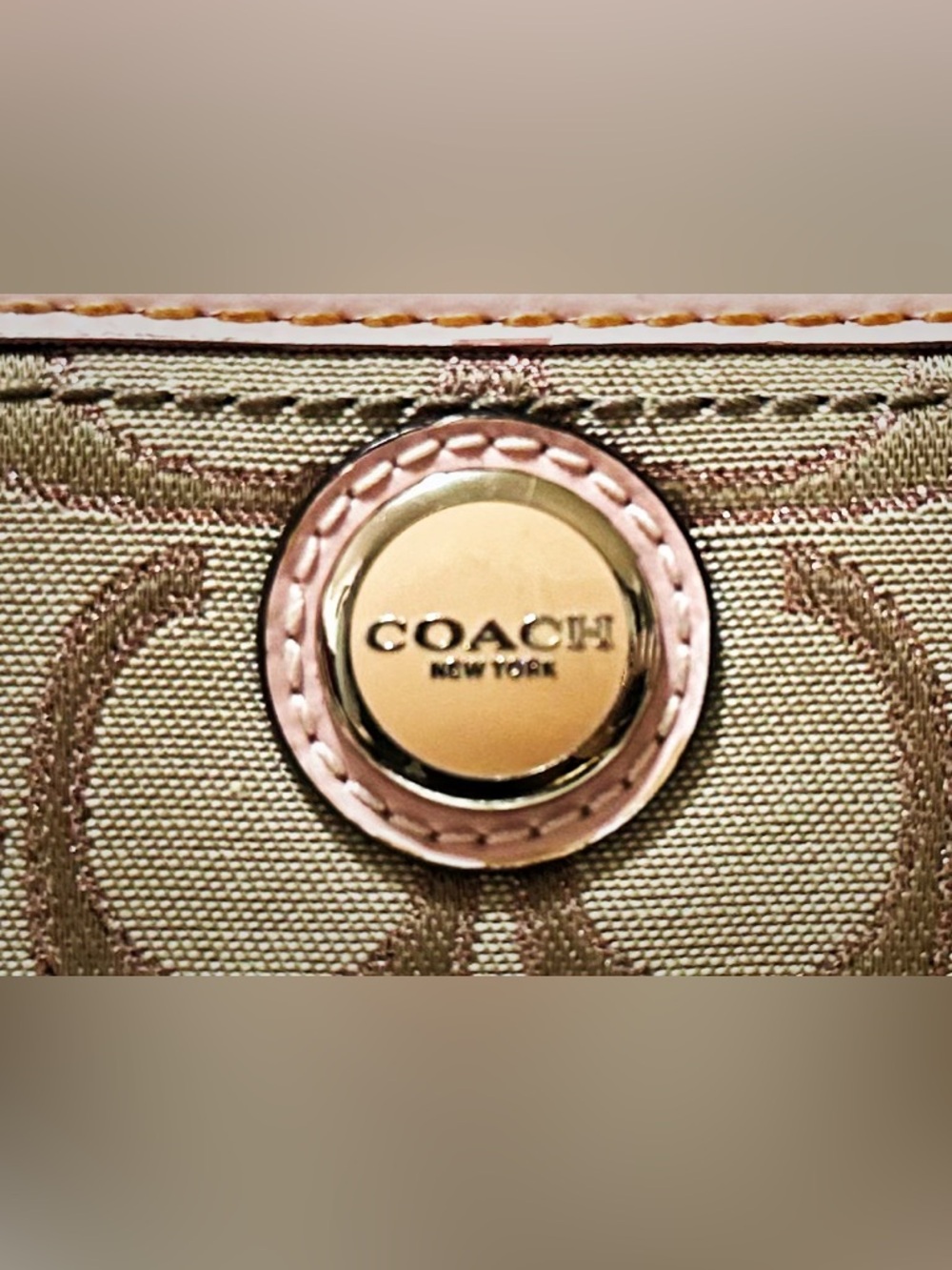 Vintage COACH Khaki Signature Canvas Zip Wallet with Pale Pink Trim - Picture 4 of 17
